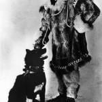 Alaska State Library Portrait File
Serum Run musher Gunnar Kaasen poses with Balto, a leader on his mushing team.